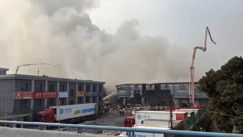 凌晨大火吞噬上海兩萬平冷庫，行業(yè)安全警鐘再響(圖1)