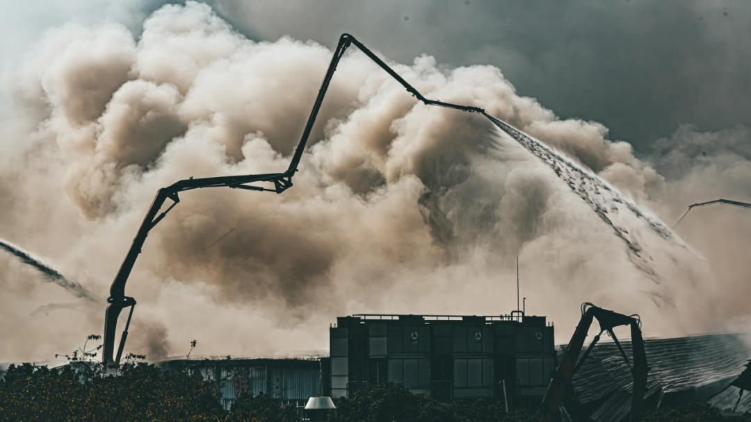 凌晨大火吞噬上海兩萬平冷庫，行業(yè)安全警鐘再響(圖2)