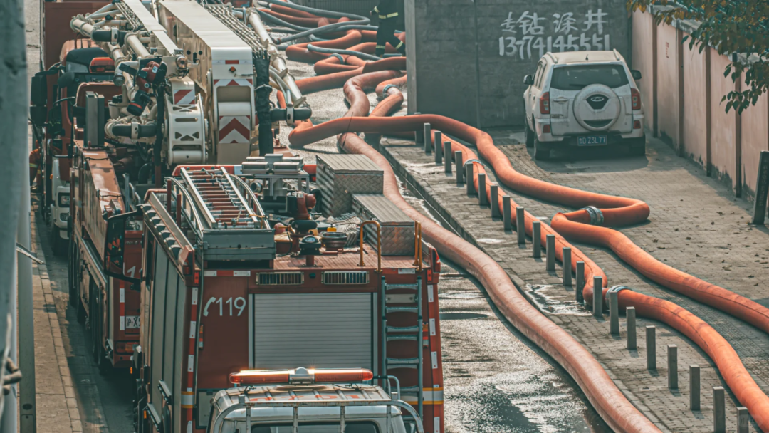 凌晨大火吞噬上海兩萬平冷庫，行業(yè)安全警鐘再響(圖5)