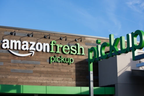 Consumers flowing to retailers bridging online and offline shopping experience